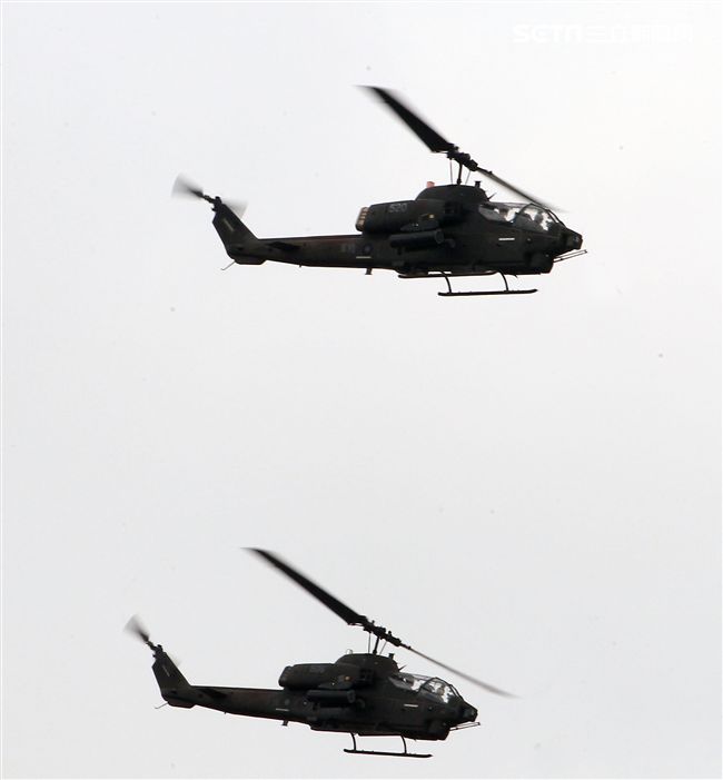 漢光演習AH-1W眼鏡蛇攻擊直升機空中攻擊施放熱煙彈。（記者邱榮吉/攝影）