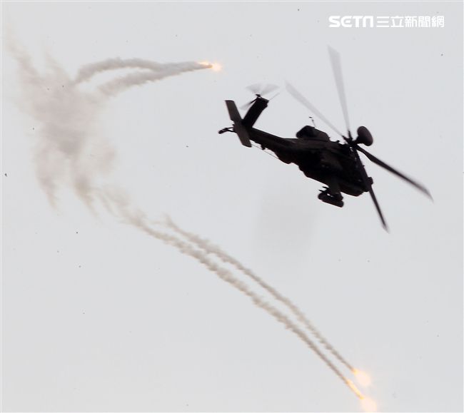 漢光演習AH-64阿帕契直升機空中攻擊施放熱煙彈。（記者邱榮吉/攝影）