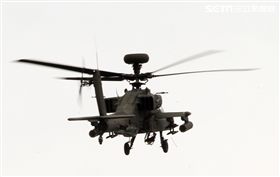 漢光演習AH-64阿帕契直升機空中攻擊施放熱煙彈。（記者邱榮吉/攝影）