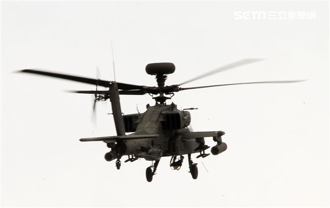 漢光演習AH-64阿帕契直升機空中攻擊施放熱煙彈。（記者邱榮吉/攝影）