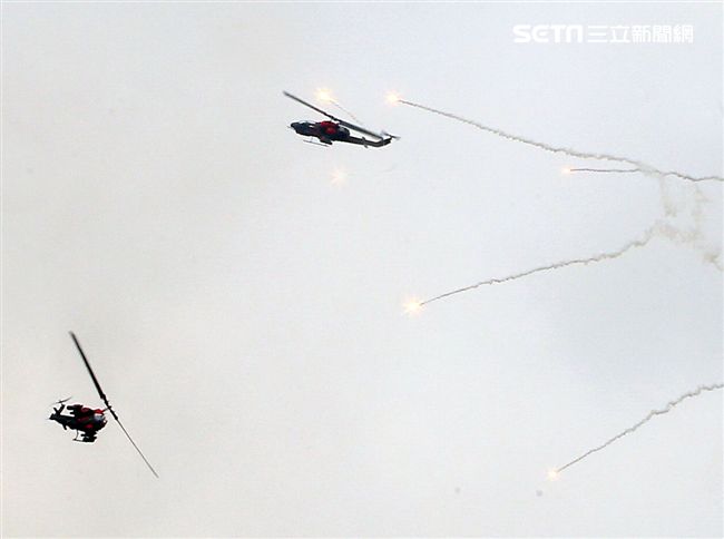 漢光演習AH-1W眼鏡蛇攻擊直升機空中攻擊施放熱煙彈。（記者邱榮吉/攝影）