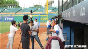 ▲Lamigo強打廖健富（左）賽前找學長申皓瑋聊天。（圖／記者蕭保祥攝）