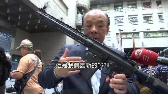 逼真槍險遭訴　MIT龍頭年逾20億