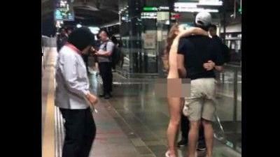 金髮妹子地鐵脫光　強行裸抱陌生人