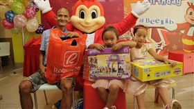 菲律賓,速食店,貧困,父親,女兒,炸雞,慶生,Jhunnel Sarajan,Ryan Arebuabo（圖／翻攝自Jollibee臉書）