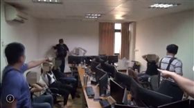 出入複雜露餡　警破獲17人詐騙集團
高雄,保安警察大隊,刑事警察大隊,詐騙集團,詐騙機房,賭博網站,詐欺
毅哥提供