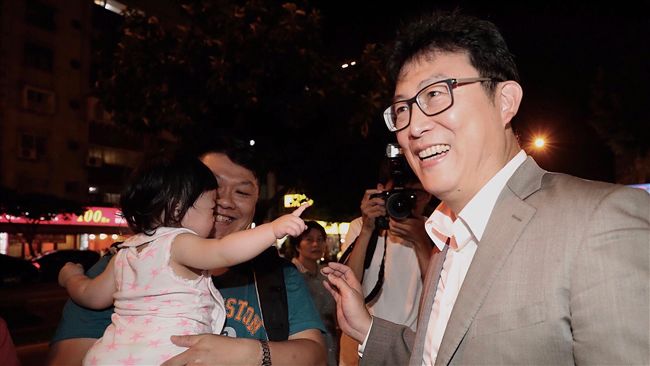 放毒後又當和事佬？　姚酸柯見風轉舵