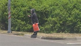 防曬,太陽,流汗,冒汗,熱,雨絨外套,高溫,中暑（圖／翻攝自爆廢公社公開版）