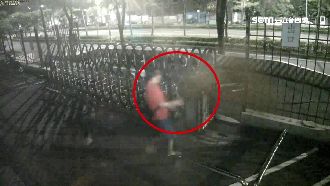 中年男攀水管闖宿舍　女大生驚不敢睡