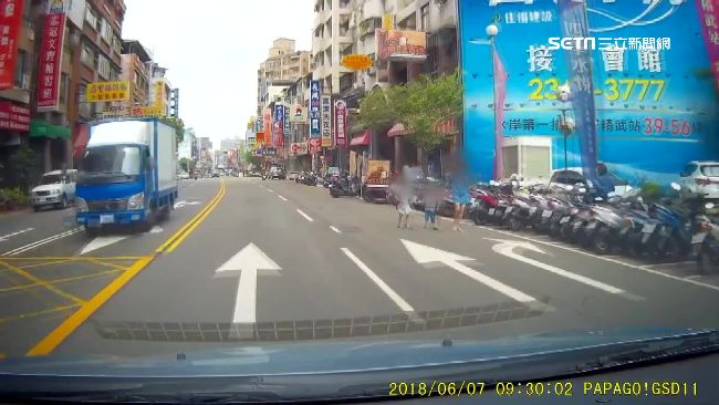 母顧低頭滑手機　2兒佔半車道險遭撞