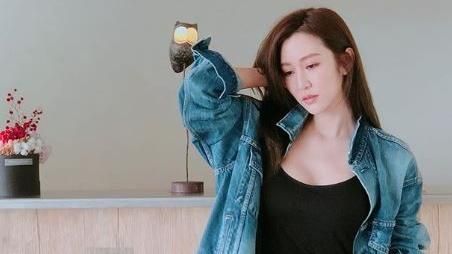 曾莞婷只穿內衣　深溝炸出渾圓北半球