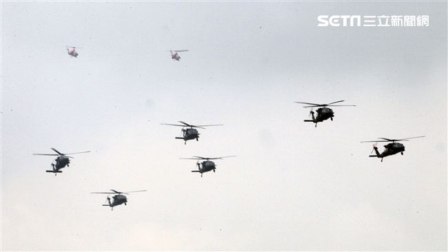 漢光34演習反空降我軍搭乘UH-60M實施突擊作戰。（記者邱榮吉/清泉崗拍攝）