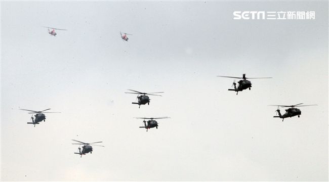 漢光34演習反空降我軍搭乘UH-60M實施突擊作戰。（記者邱榮吉/清泉崗拍攝）