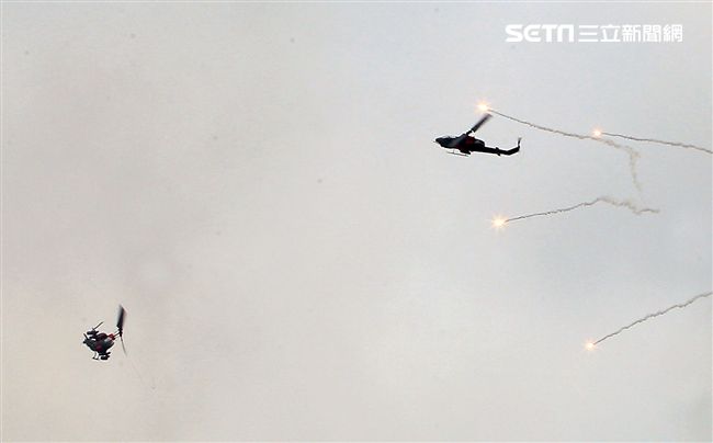 漢光34演習反空降AH-1W 眼鏡蛇攻擊直升機實施戰場掃蕩。（記者邱榮吉/清泉崗拍攝）
