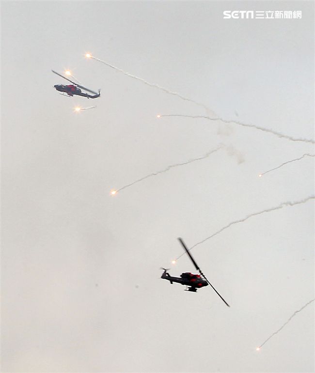 漢光34演習反空降AH-1W 眼鏡蛇攻擊直升機實施戰場掃蕩。（記者邱榮吉/清泉崗拍攝）