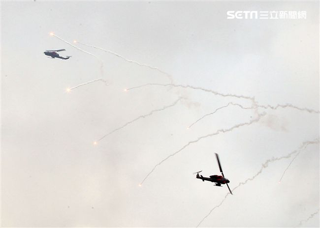 漢光34演習反空降AH-1W 眼鏡蛇攻擊直升機實施戰場掃蕩。（記者邱榮吉/清泉崗拍攝）