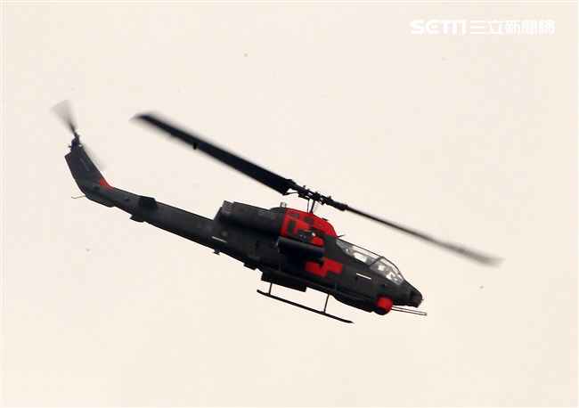 漢光34演習反空降AH-1W 眼鏡蛇攻擊直升機實施戰場掃蕩。（記者邱榮吉/清泉崗拍攝）