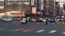 年邁嬤蹣跚推回收車…高中生護嬤過馬路　暖舉惹哭眾人
在臉書「爆料公社」