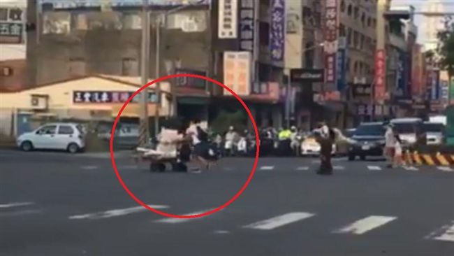 高中生護回收嬤過馬路　暖舉惹哭眾人