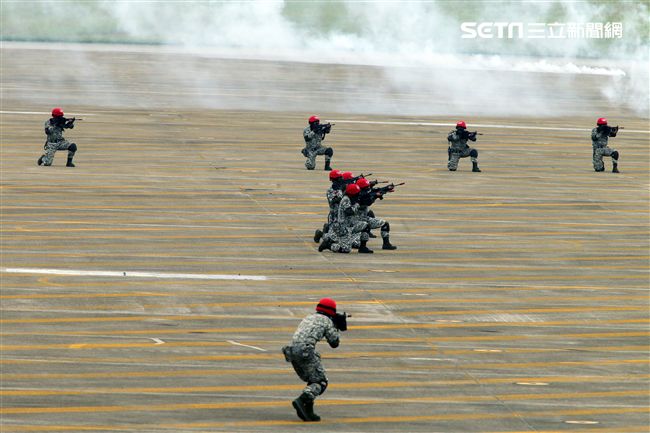 漢光34演習反空降敵軍進入我領域。（記者邱榮吉/清泉崗拍攝）