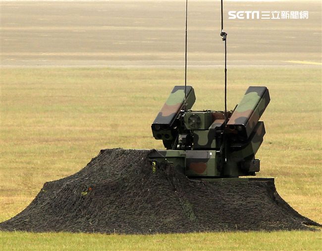 漢光34演習反空降復仇者飛彈進入陣地。（記者邱榮吉/清泉崗拍攝）