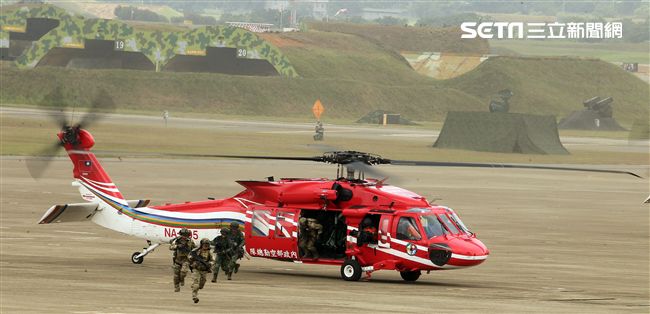 漢光34演習反空降我軍搭乘UH-60M實施突擊作戰。（記者邱榮吉/清泉崗拍攝）