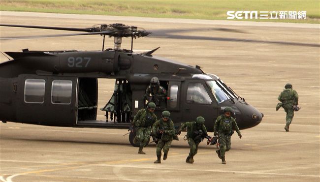 漢光34演習反空降我軍搭乘UH-60M實施突擊作戰。（記者邱榮吉/清泉崗拍攝）