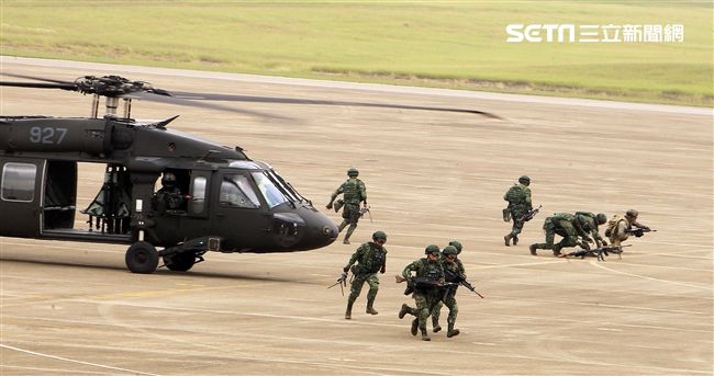 漢光34演習反空降我軍搭乘UH-60M實施突擊作戰。（記者邱榮吉/清泉崗拍攝）