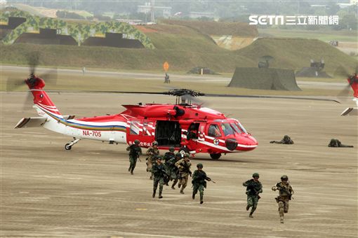 漢光34演習反空降我軍搭乘UH-60M實施突擊作戰。（記者邱榮吉/清泉崗拍攝）
