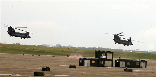 漢光34演習反空降CH-47實施空中突擊。（記者邱榮吉/清泉崗拍攝）