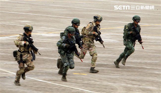 漢光34演習反空降守備大隊及機動大隊對敵攻擊。（記者邱榮吉/清泉崗拍攝）