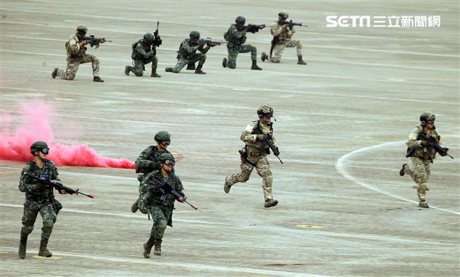 漢光34演習反空降守備大隊及機動大隊對敵攻擊。（記者邱榮吉/清泉崗拍攝）