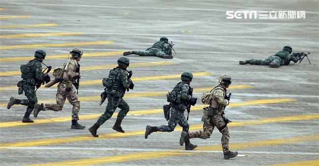 漢光34演習反空降守備大隊及機動大隊對敵攻擊。（記者邱榮吉/清泉崗拍攝）