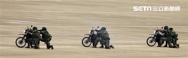 漢光34演習反空降守備大隊及機動大隊對敵攻擊。（記者邱榮吉/清泉崗拍攝）
