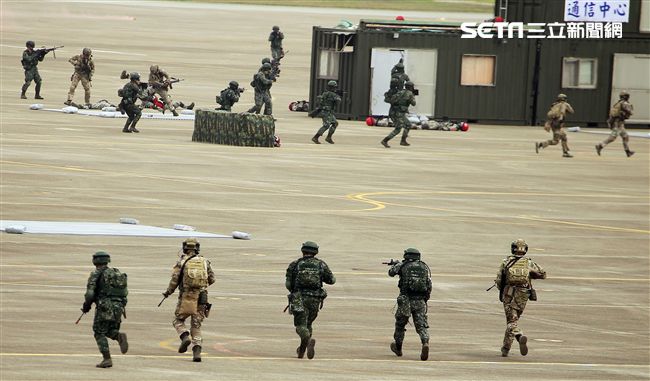 漢光34演習反空降守備大隊及機動大隊對敵攻擊。（記者邱榮吉/清泉崗拍攝）
