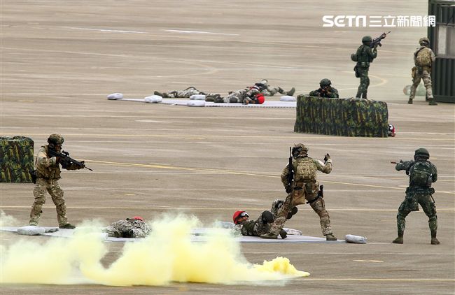 漢光34演習反空降突擊作戰隊目標區射擊及實施格鬥戰技。（記者邱榮吉/清泉崗拍攝）