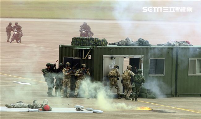 漢光34演習反空降突擊作戰隊目標區射擊及實施格鬥戰技。（記者邱榮吉/清泉崗拍攝）