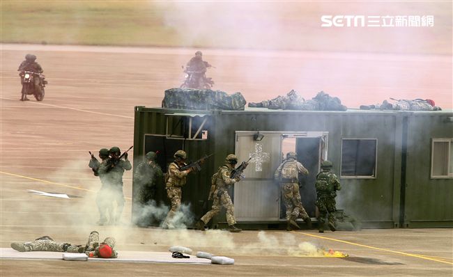 漢光34演習反空降突擊作戰隊目標區射擊及實施格鬥戰技。（記者邱榮吉/清泉崗拍攝）