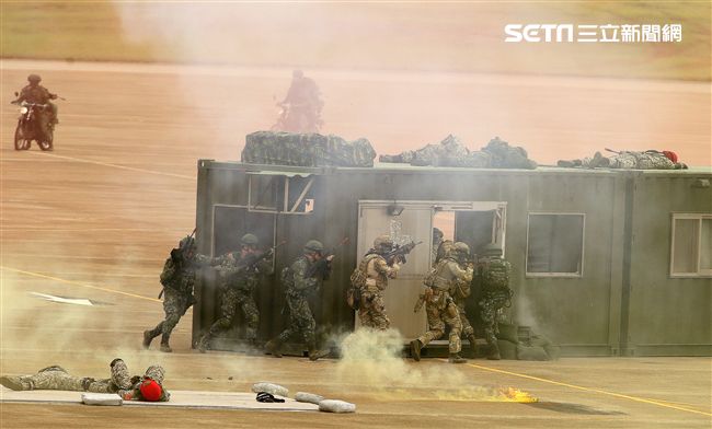 漢光34演習反空降突擊作戰隊目標區射擊及實施格鬥戰技。（記者邱榮吉/清泉崗拍攝）