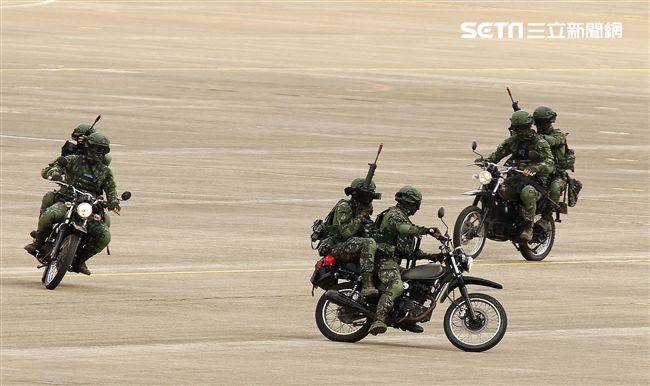 漢光34演習反空降機步特遣隊暨機動大隊掃蕩敵軍。（記者邱榮吉/清泉崗拍攝）