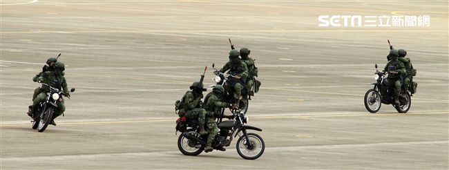 漢光34演習反空降機步特遣隊暨機動大隊掃蕩敵軍。（記者邱榮吉/清泉崗拍攝）