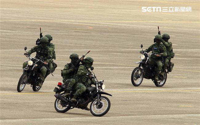 漢光34演習反空降機步特遣隊暨機動大隊掃蕩敵軍。（記者邱榮吉/清泉崗拍攝）