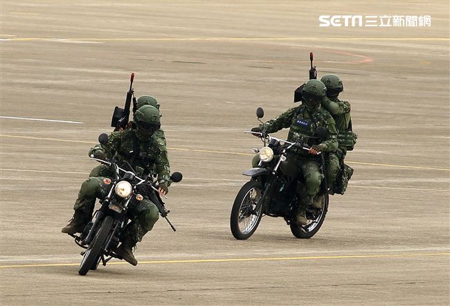 漢光34演習反空降機步特遣隊暨機動大隊掃蕩敵軍。（記者邱榮吉/清泉崗拍攝）