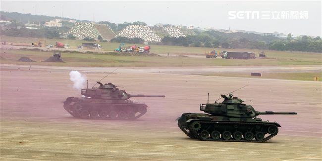 漢光34演習反空降機步特遣隊暨機動大隊掃蕩敵軍。（記者邱榮吉/清泉崗拍攝）