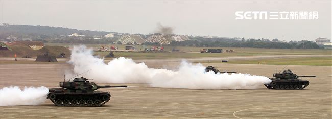 漢光34演習反空降機步特遣隊暨機動大隊掃蕩敵軍。（記者邱榮吉/清泉崗拍攝）