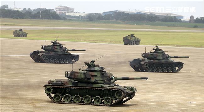 漢光34演習反空降機步特遣隊暨機動大隊掃蕩敵軍。（記者邱榮吉/清泉崗拍攝）