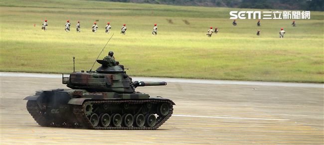 漢光34演習反空降機步特遣隊暨機動大隊掃蕩敵軍。（記者邱榮吉/清泉崗拍攝）