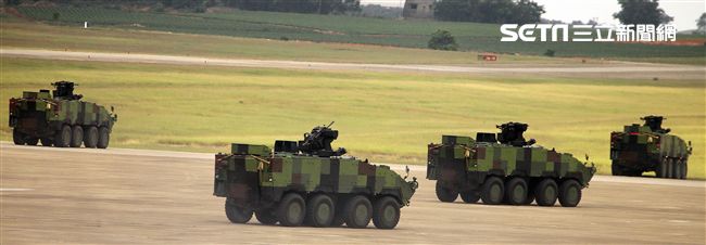 漢光34演習反空降機步特遣隊暨機動大隊掃蕩敵軍。（記者邱榮吉/清泉崗拍攝）