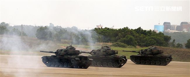 漢光34演習反空降機步特遣隊暨機動大隊掃蕩敵軍。（記者邱榮吉/清泉崗拍攝）