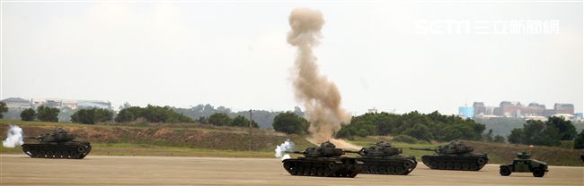 漢光34演習反空降機步特遣隊暨機動大隊掃蕩敵軍。（記者邱榮吉/清泉崗拍攝）